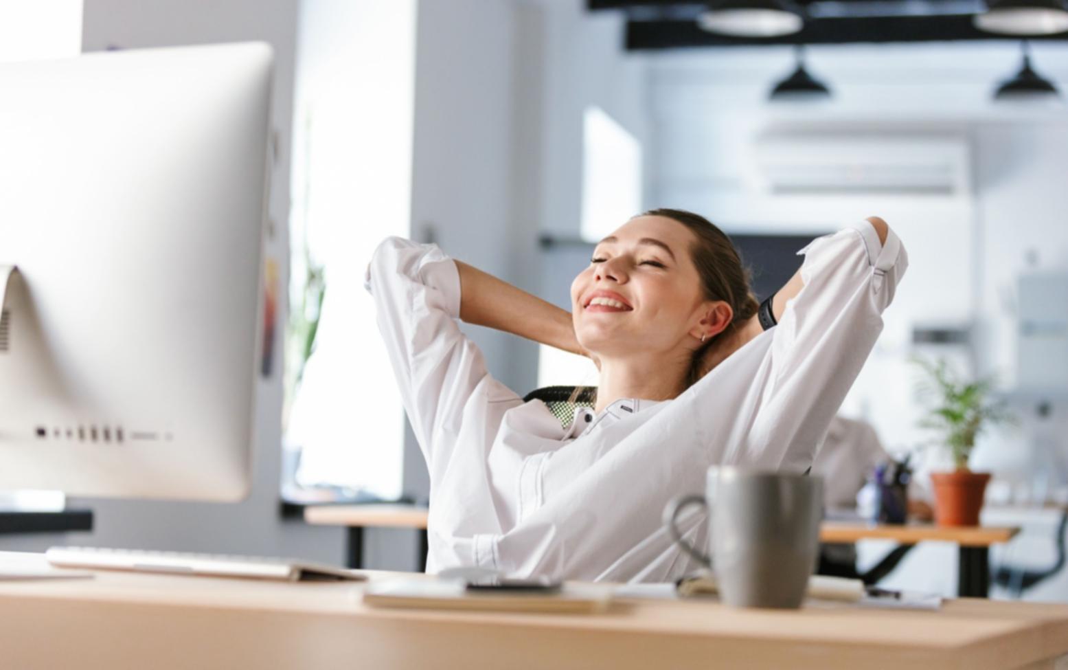 Participanți la sesiunea de bugetare simplă studiind pe laptop